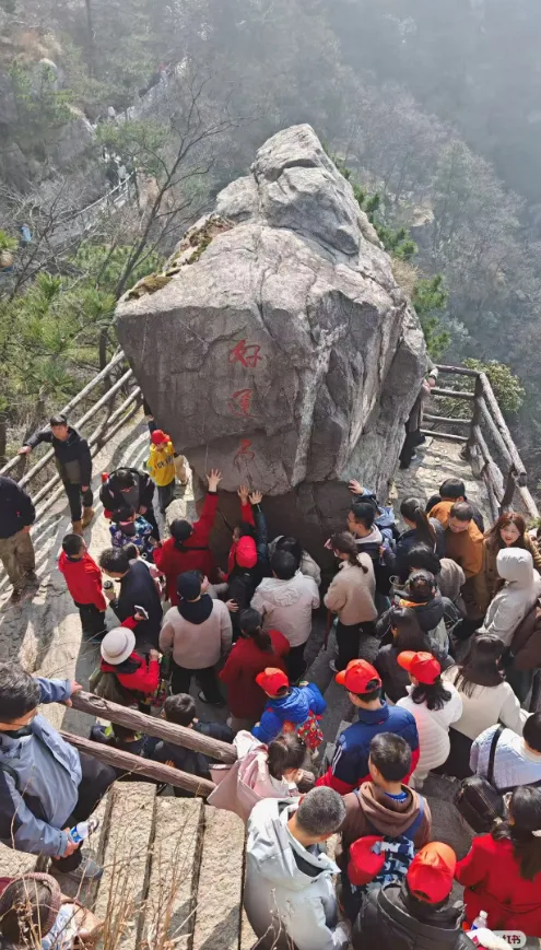 “想错峰旅游的人,都挤在一起了”