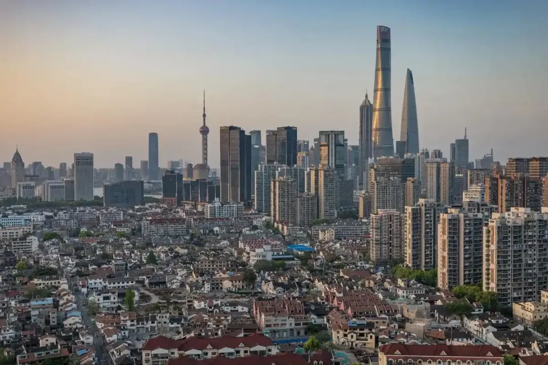 大量俄罗斯人突然“霸占”上海街头,打着旅游的幌子,不逛外滩不去三件套,背后的真相让人直冒冷汗!