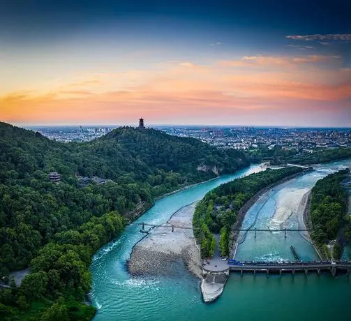 大量德国游客涌入都江堰,打着旅游的幌子,不逛都江堰水利工程,不吃都江堰老腊肉,为什么?