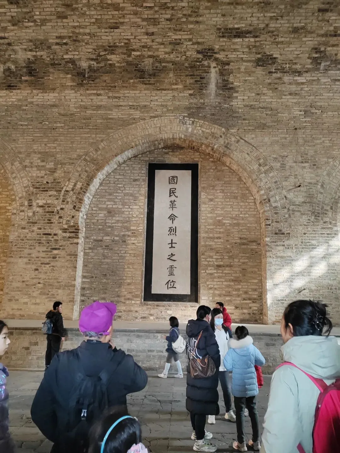 别只带孩子逛景点:在灵谷寺,我们上了一堂关乎生命的“数学课” | 行走的课堂