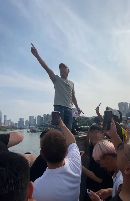 天津狮子林桥成网红景点后:“跳水大爷”开始在旁劝阻