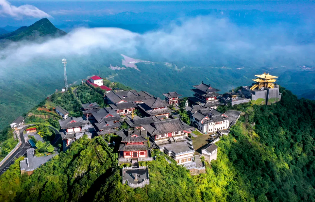 【春季赏樱花 、自驾4A景区楚北天空第一峰】华中睡眠谷、体验湖北地道农家菜、两王洞、白龙天池、鄂东樱花谷、宝珠峰金顶、有氧休闲2日游
