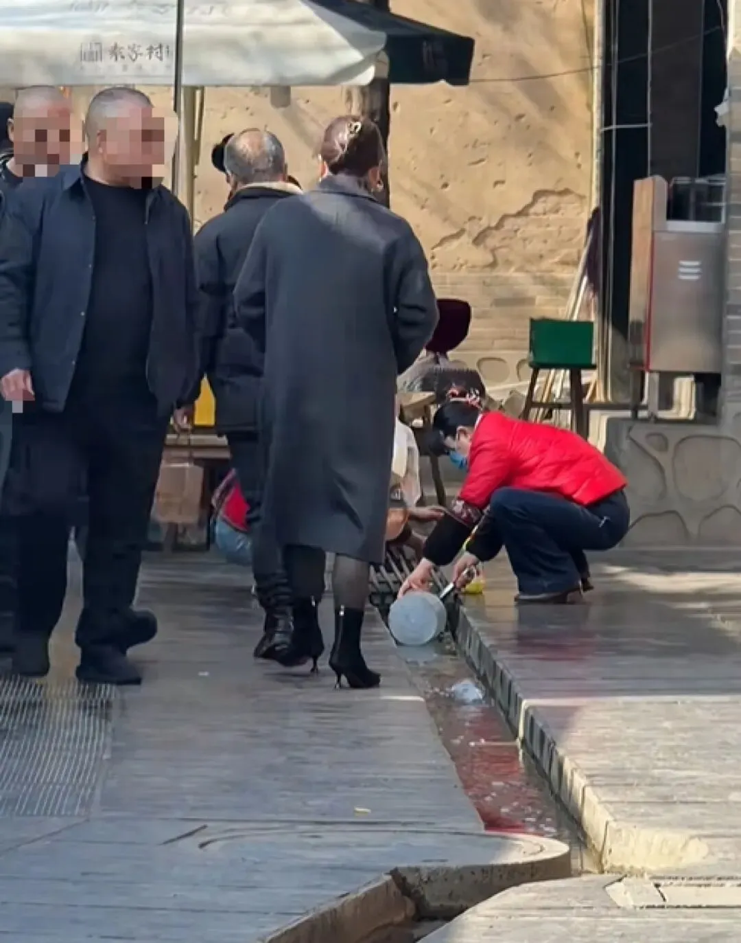 陕西一景区有商户在排水渠洗抹布、盛水?当地文旅局:已关注此事,会处理