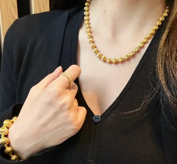 大妈在旅游景点花两万买的足金项链,回国一烧,眼前的景象让人傻眼