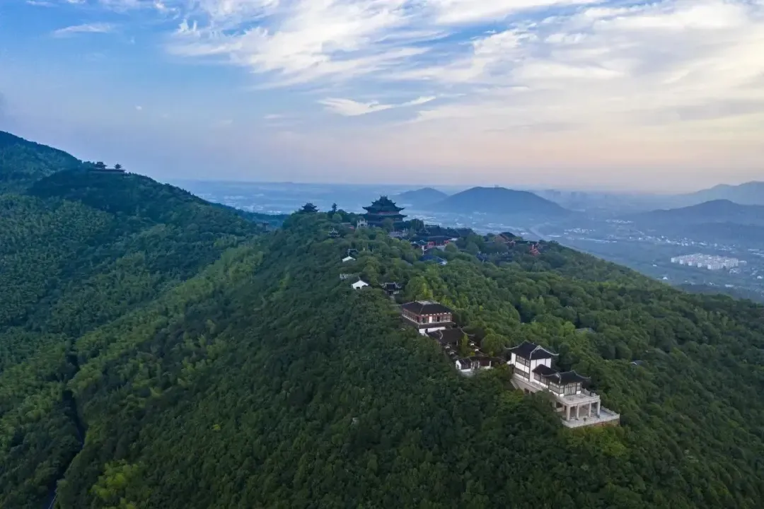 比起天平山,苏州一“5A级”景点走红,是苏州最高、最大的山,素有“吴中之巅”称号!
