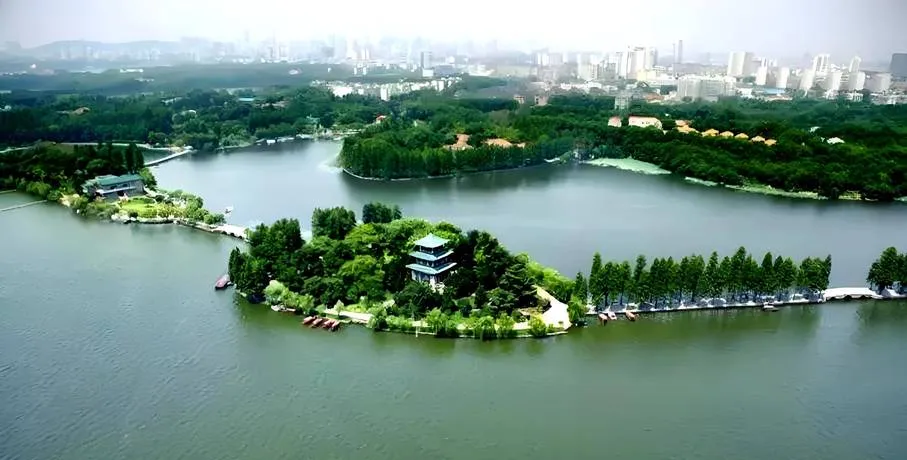 武汉著名的旅游景点——东湖