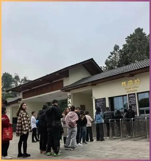 1089340辅警证能不能让你免费玩遍景区?有人靠辅警证游遍景区,有人次次掏钱,真相太出乎意料