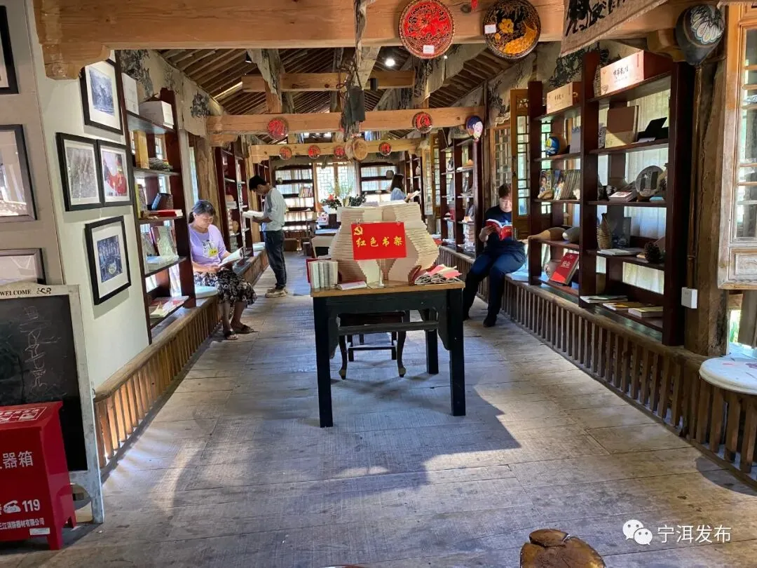 那柯里乡愁小镇书院:景区里的红色加油站