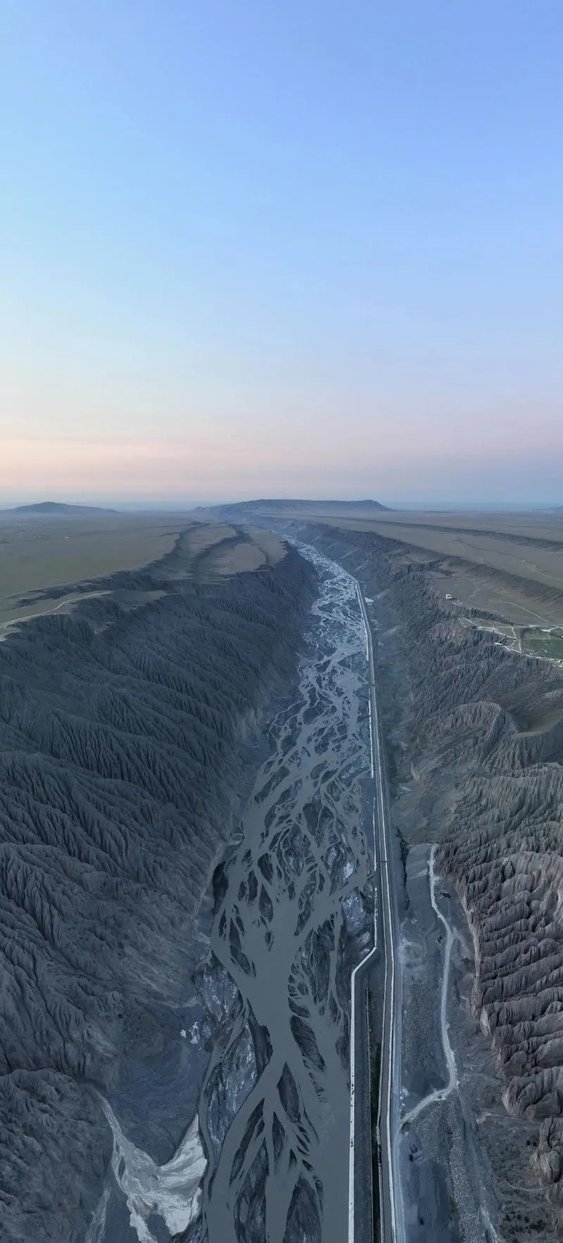 新疆克拉玛依著名的旅游景点——独山子大峡谷