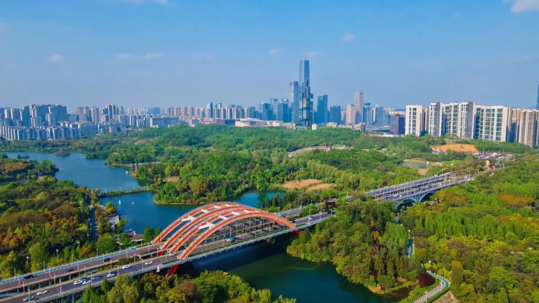 大批韩国人“霸占”贵阳街头,打着旅游的幌子,不去甲秀楼不逛天河潭,到底在盘算什么?