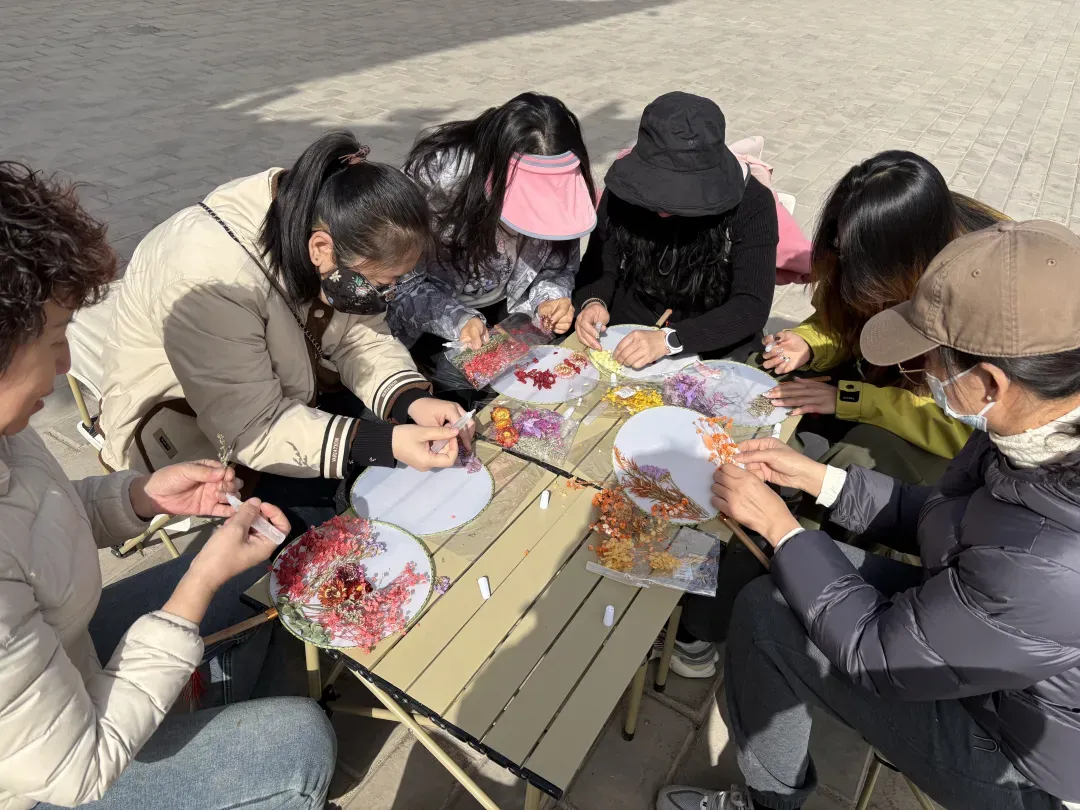 巾帼风采绽雄关 手作团扇赏春美——关城景区三八妇女节活动温情落幕