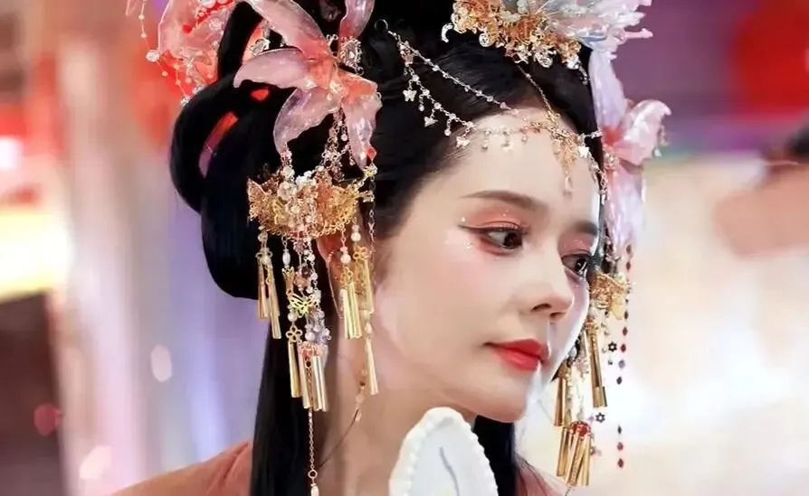 44岁韩佳人想来中国圈钱?上海体验景区网红妆变“韩路人”惹争议,网友吐槽她“小心思暴露太快”