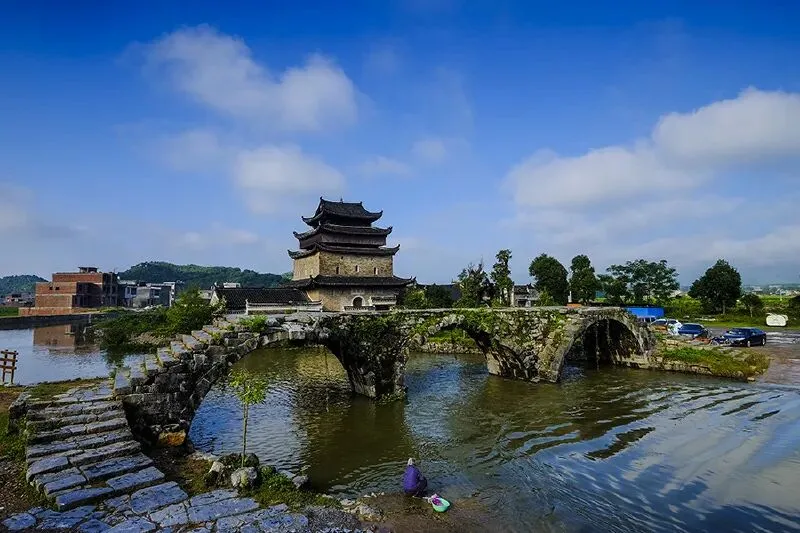 是中国最缺心眼的景点了,别的景区都绞尽脑汁设置消费项目,它却让你花钱成了一件难事.