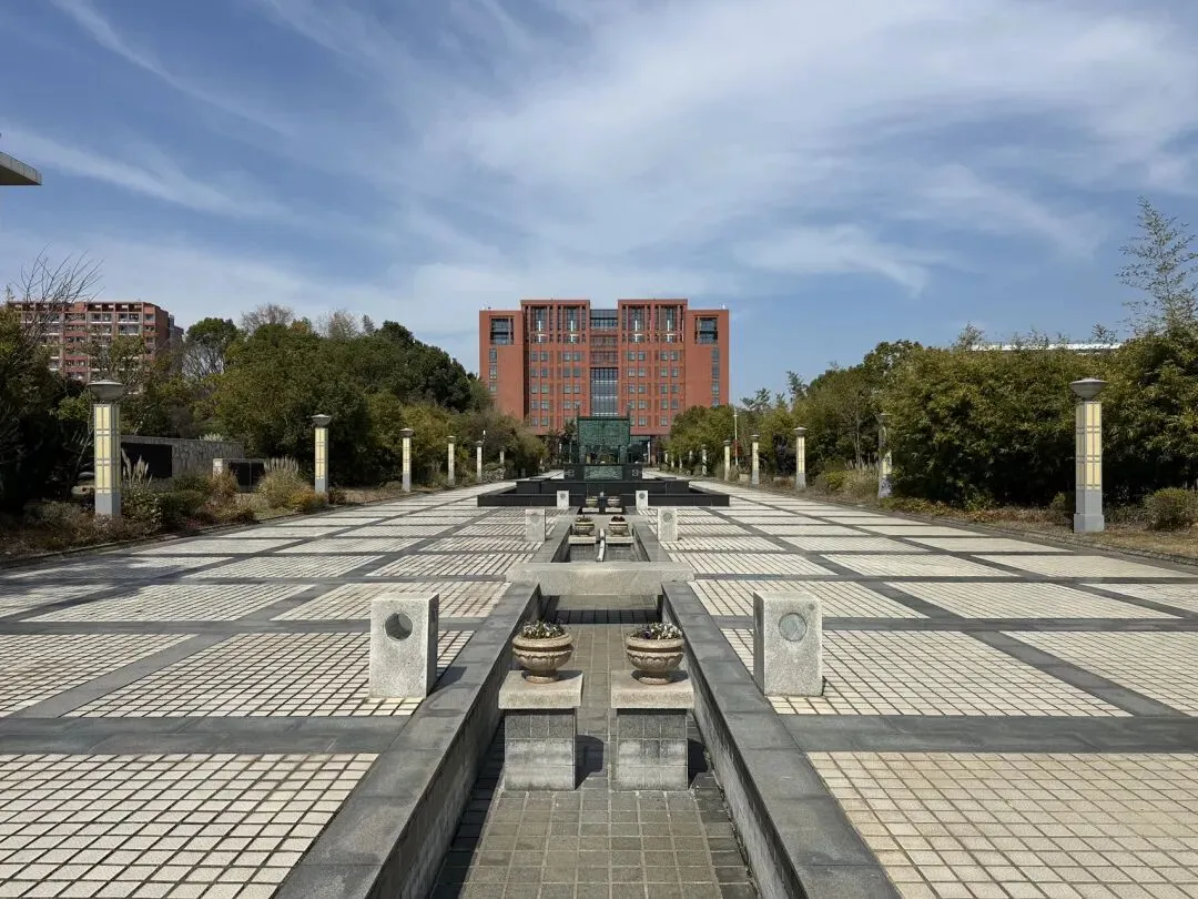 旅游服务的底色是敬畏