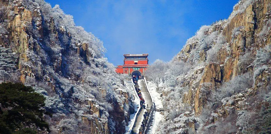 2026 最新、可直接照着走的泰山游玩保姆级攻略,包含门票交通、经典路线(一日省力 / 两日日出 / 夜爬)