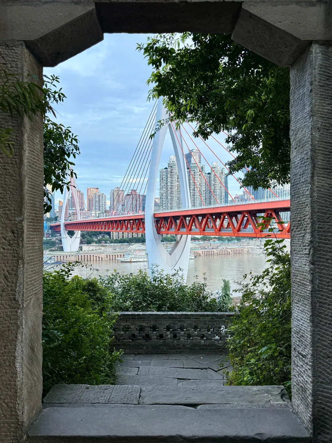 山城重庆深度游玩指南:解锁8D魔幻秘境,选对服务商告别旅游坑