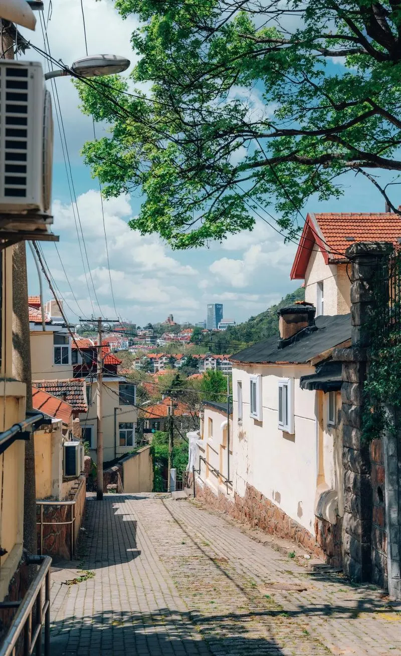 谁说旅行必须做攻略?在青岛街头随意Citywalk,才是打开春天的正确方式