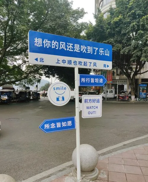 谁说旅行必须做攻略?在乐山街头随意Citywalk,才是打开春天的正确方式