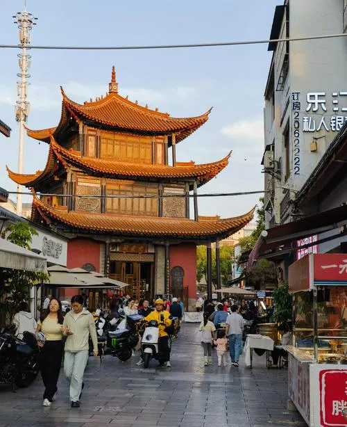 谁说旅行必须做攻略?在玉溪街头随意Citywalk,才是打开春天的正确方式