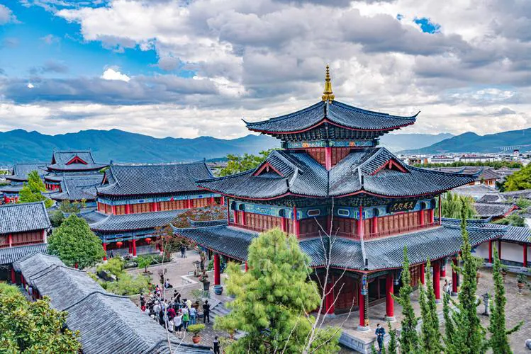 云南丽江旅游攻略:一座雪山,一座城,一场风花雪月的梦,在古城转角,遇见你,遇见爱 .