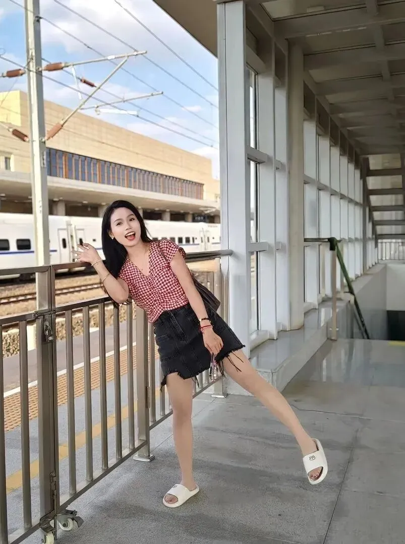 夏日旅行穿搭指南:甜酷女孩的松弛感造型,轻松美翻整个旅途!