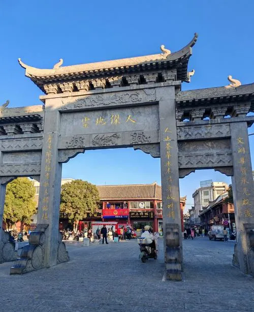 谁说旅行必须做攻略?在昭通街头随意Citywalk,才是打开春天的正确方式