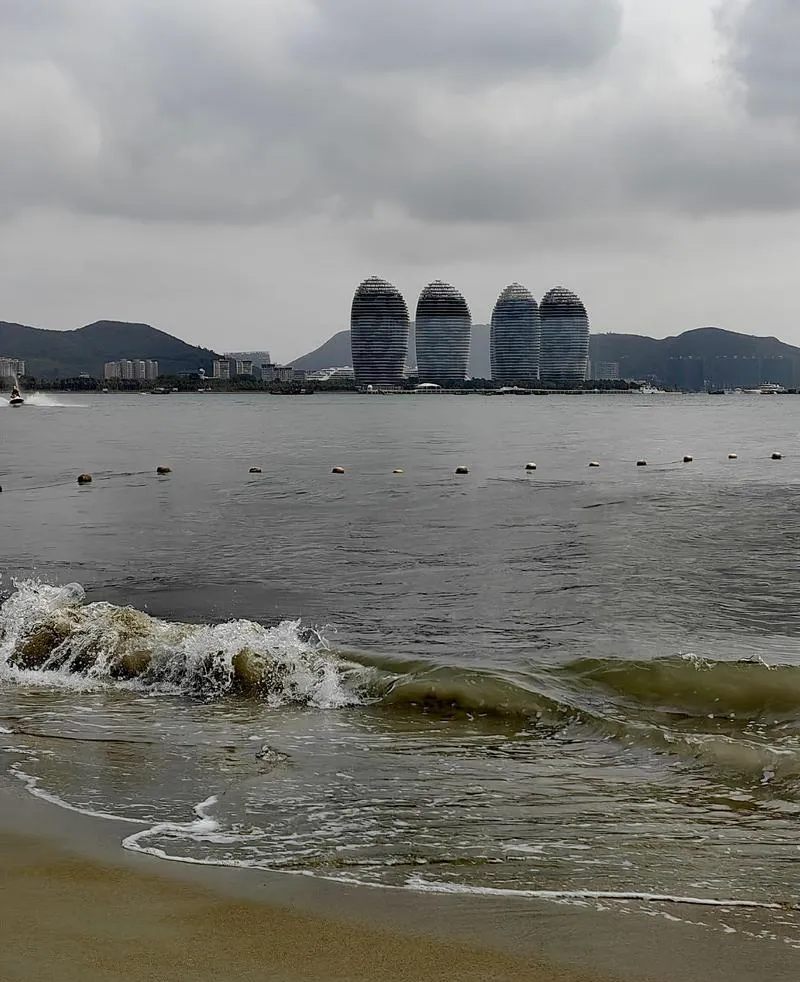 谁说旅行必须做攻略?在三亚街头随意Citywalk,才是打开春天的正确方式