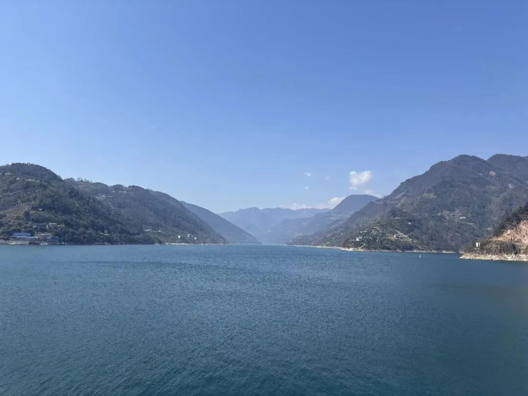 清江画廊游玩指南:清江画廊A线“圣境游”详细攻略,清江画廊可以自驾吗?清江画廊有哪些景点?从游船到登顶,收藏这一篇就够了