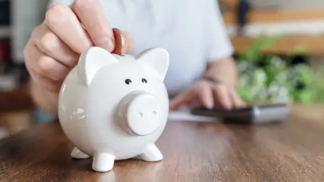 暑假旅行储蓄指南:每月该存多少钱才能安心出行