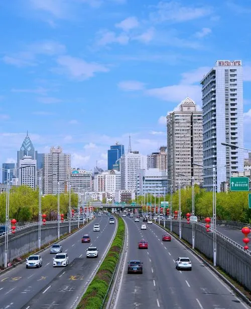 谁说旅行必须做攻略?在乌鲁木齐街头随意Citywalk,才是打开春天的正确方式