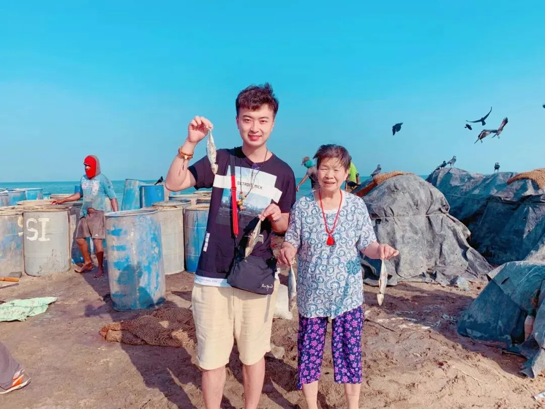 别人家的外孙子!小伙带90岁姥姥旅行,行程2万多公里…