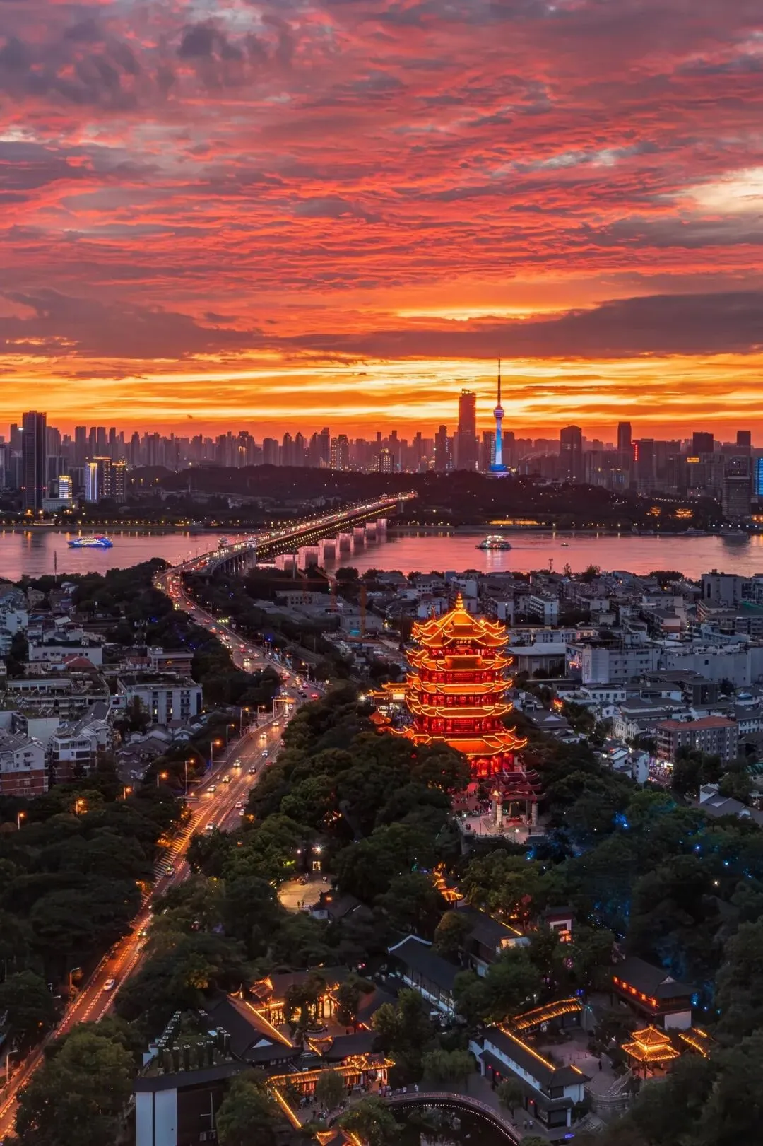 五一赴江城!主编私藏武汉游玩指南,烟火与诗意全拿捏,3天2晚懒人行程直接抄作业