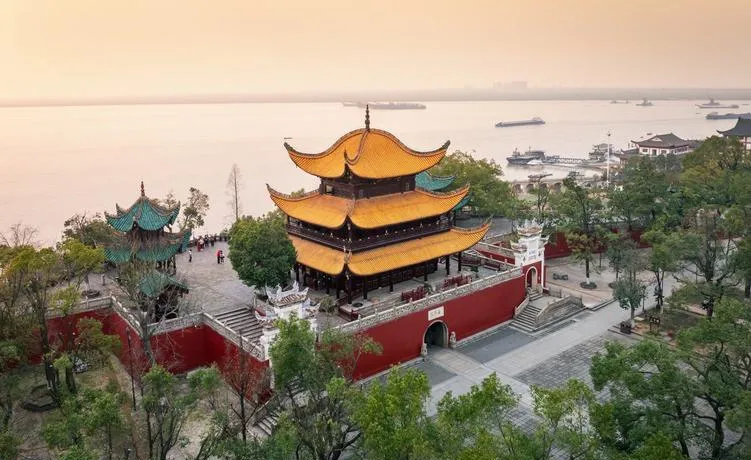 岳阳市旅行新攻略!小众场馆与特色美食,惊艳所有游客