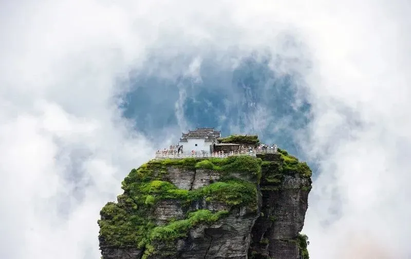 旅游攻略 | 此生必去一次梵净山:中国版“天空之城”,云海翻涌处,皆是禅意人间