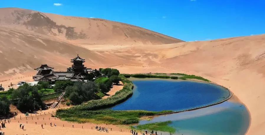 甘肃旅游攻略:大漠与雪山的壮阔体验