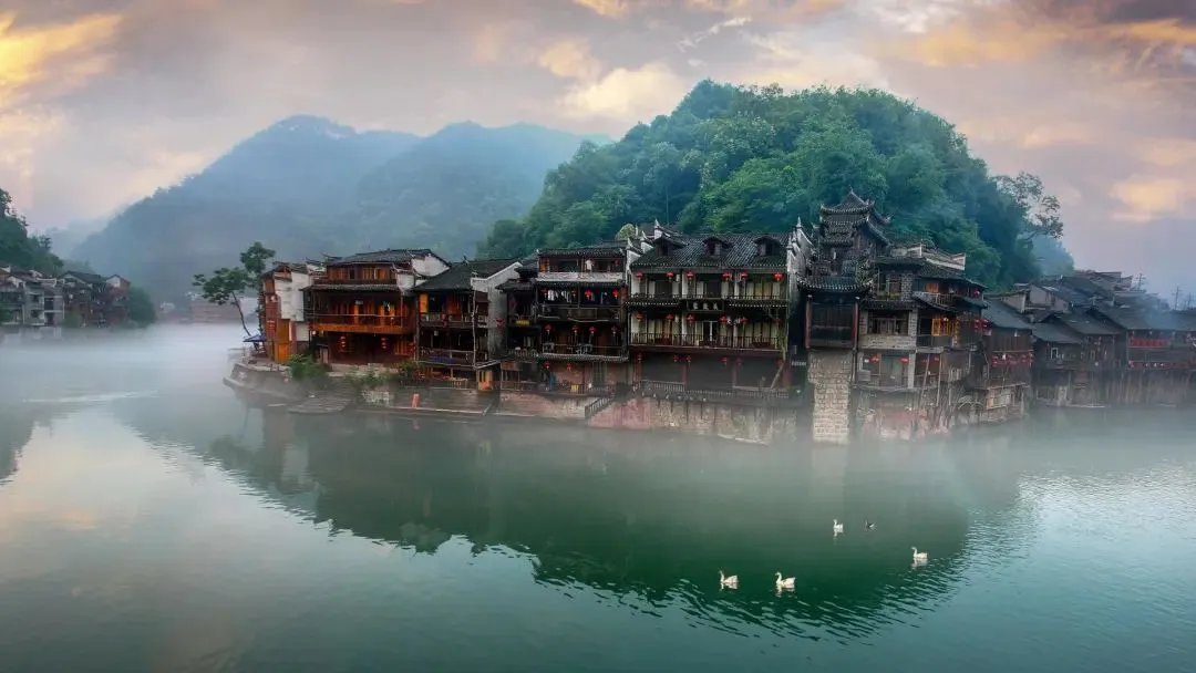 旅游攻略 | 湖南湘西怎么玩?打卡“阿凡达”悬浮山、沈从文笔下边城,吃遍剁椒腊肉与血粑鸭