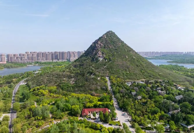 祈福拍友+登桥吸氧!济南华山保姆级游玩攻略,串联华山寺、土地庙与绝美曲桥