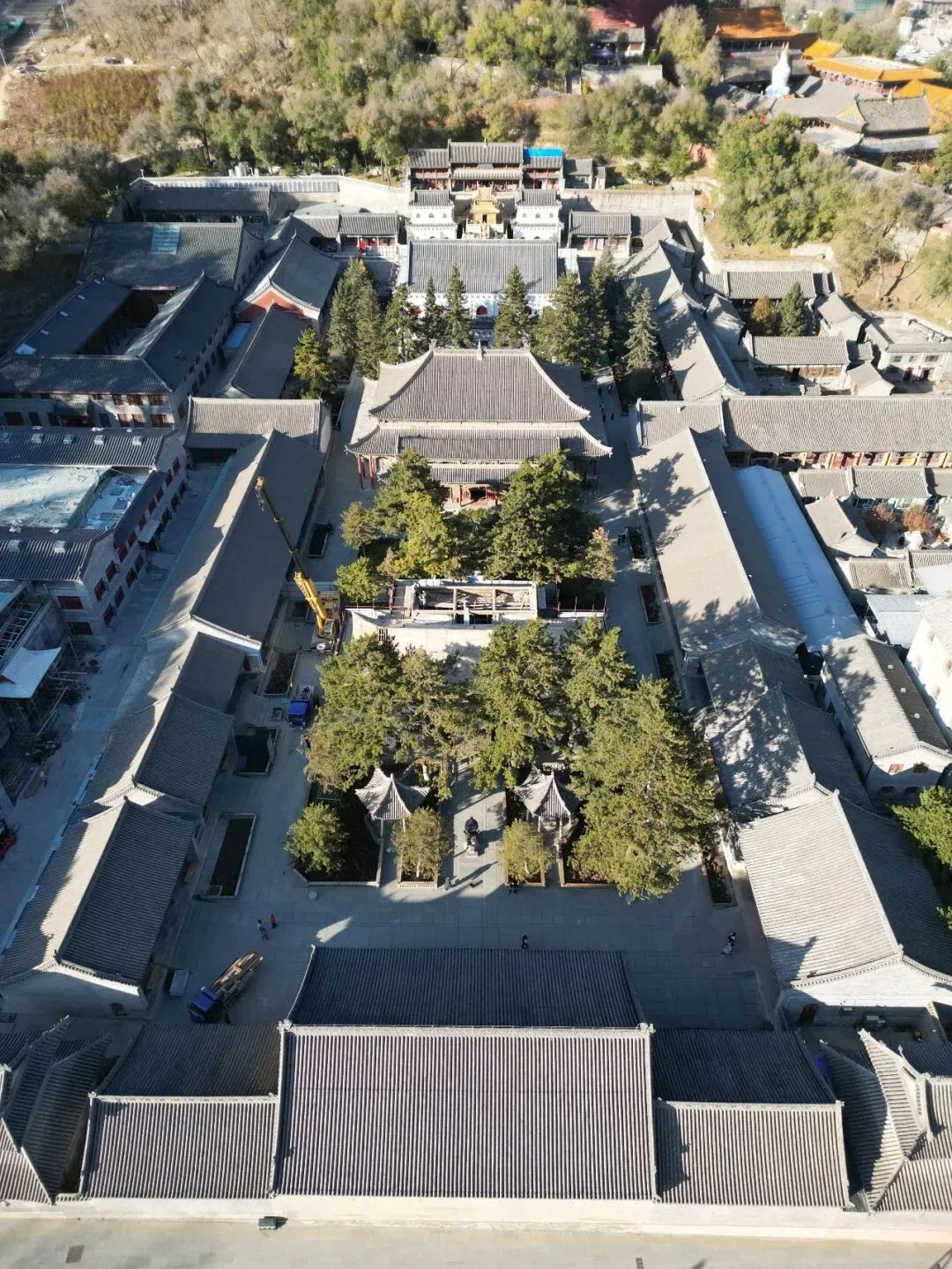 五台山旅游攻略丨显通寺的山门为何“斜着开”?