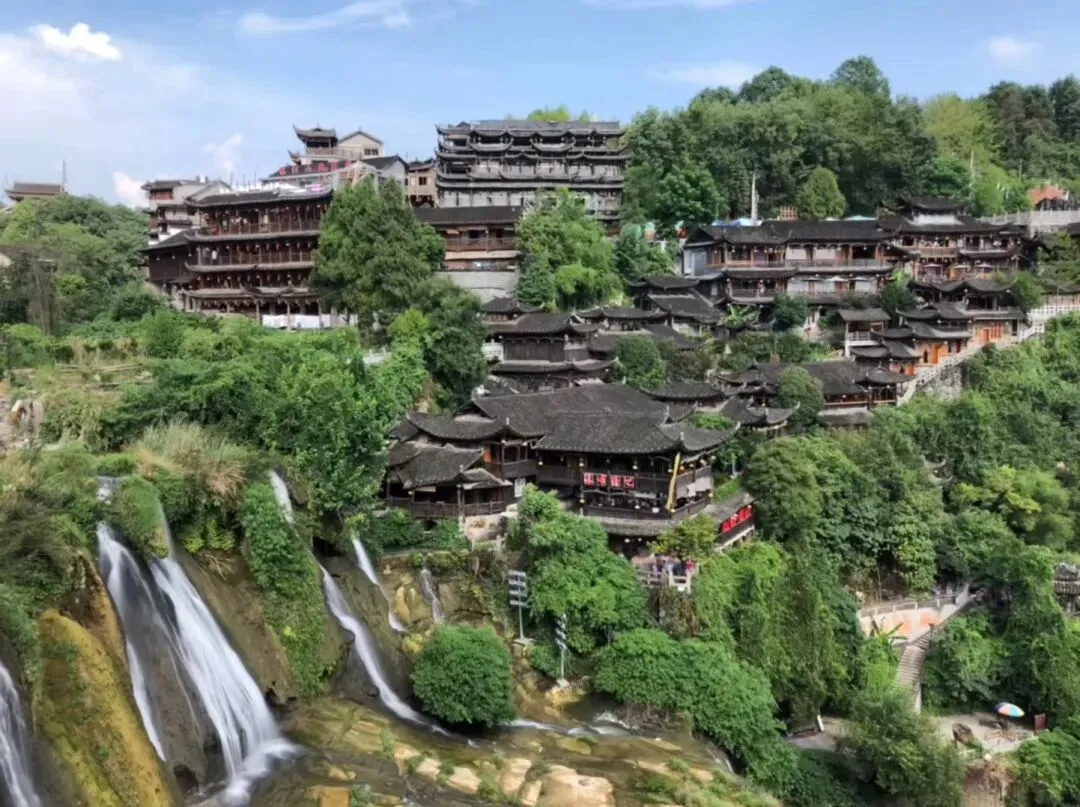 今天不拆团,来做个攻略|五一反向旅行第二弹:挂在瀑布上的芙蓉镇