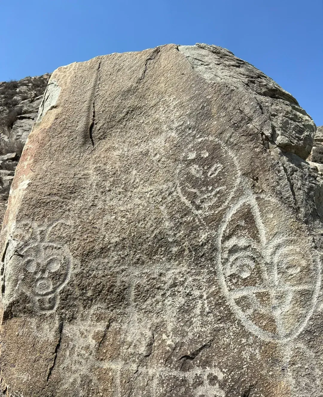 岩画惊世,塞北烟霞:贺兰山麓岩画自助游全攻略