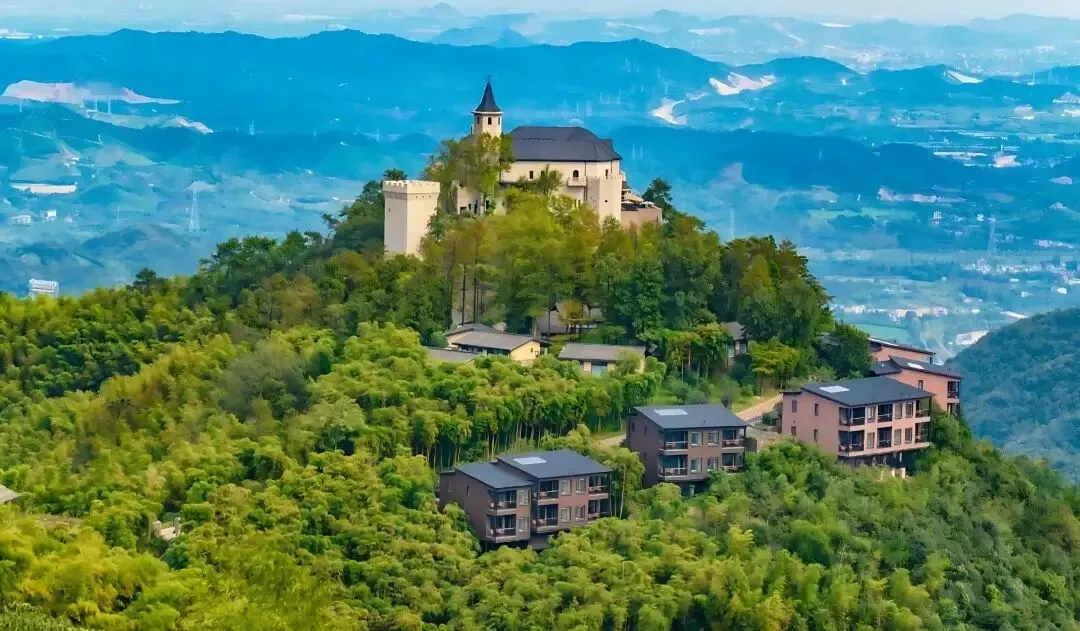 莫干山旅游攻略:24℃的夏天,在竹海茶香里,在莫干山的云雾与别墅里