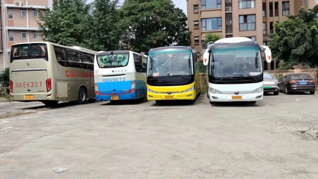 成都旅游包车全攻略:保姆车、丰田考斯特16-20座、大巴车30-39座租赁价格及靠谱公司推荐