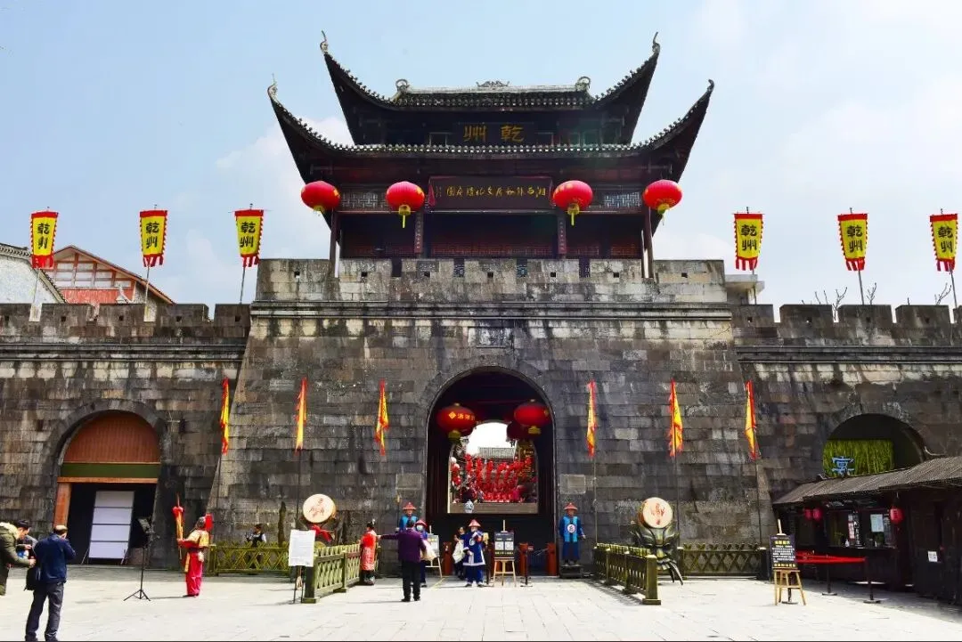 跟着成淇淇回湘西|两天一晚轻旅行攻略,乾州古城+矮寨秘境一站式解锁