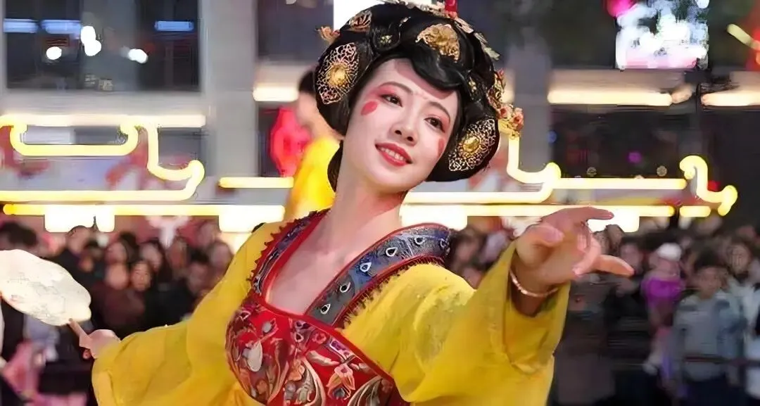 旅行推荐:【旅行避雷指南】景区NPC“擦边”乱象别再被骗了!本地人我们从来不去!