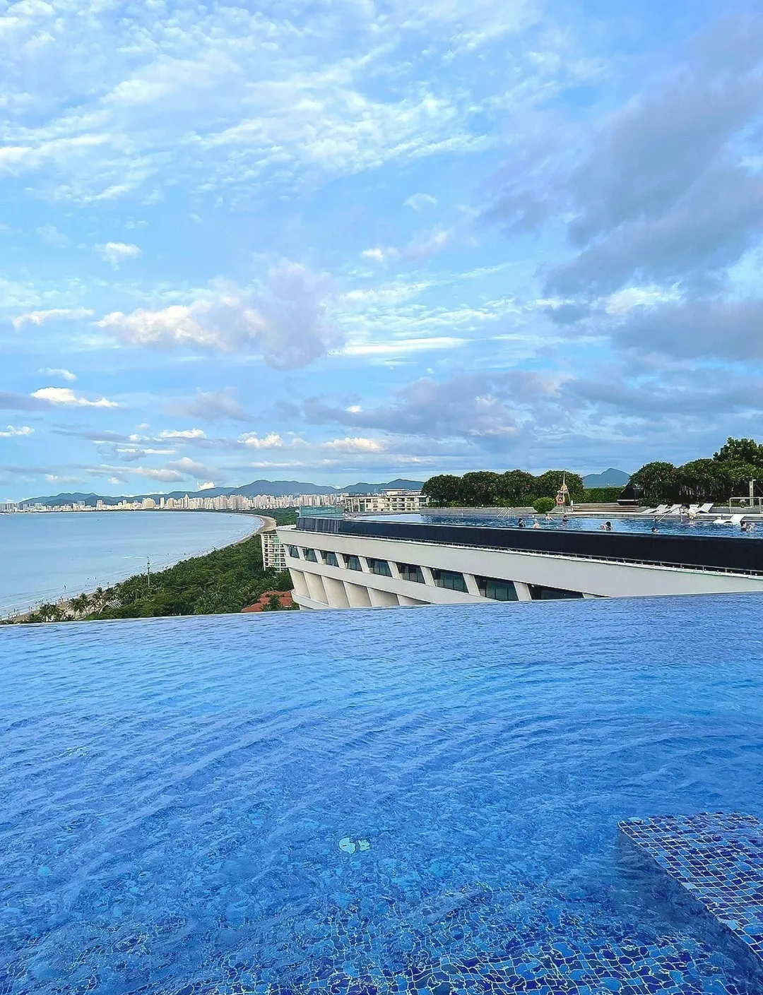 三亚旅游攻略:住宿交通全解析,四大湾区怎么选?