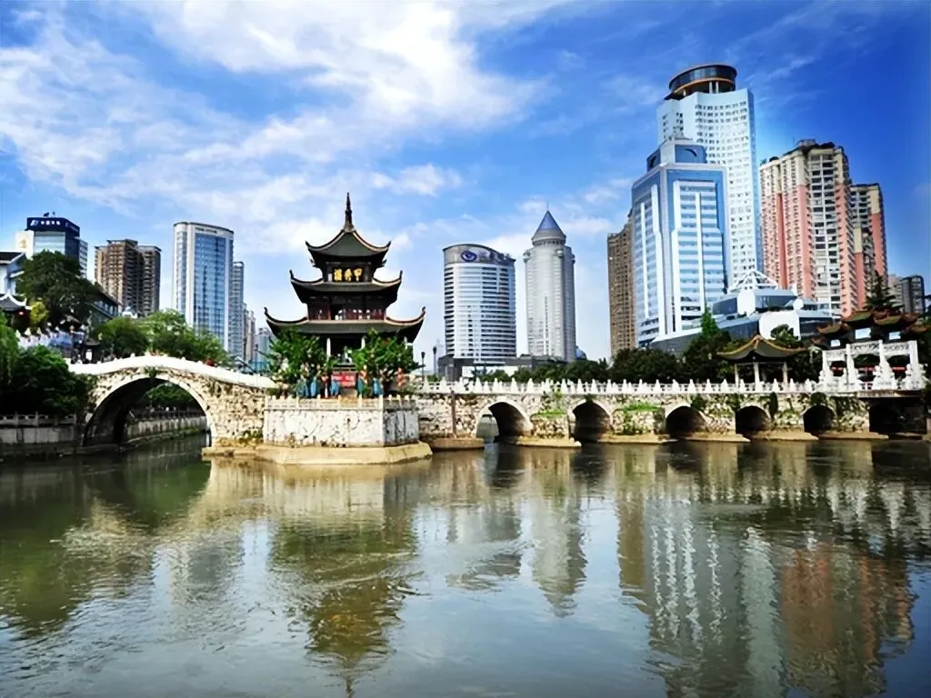 贵阳夏日旅行攻略|躲进22℃清凉黔地,赴一场山水烟火之约