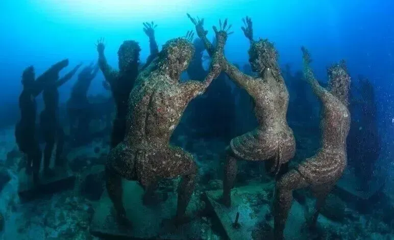 旅行指南 |潜入巴厘岛 - 龙目岛海中画廊,藏在水下的4座现实奇观
