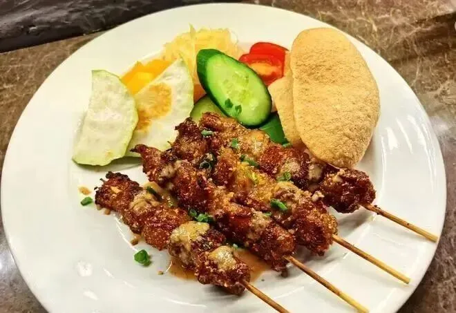 旅行指南 |娘惹沙爹猪肉串(Sate Babi)的做法,焦香与甜辣的温柔碰撞