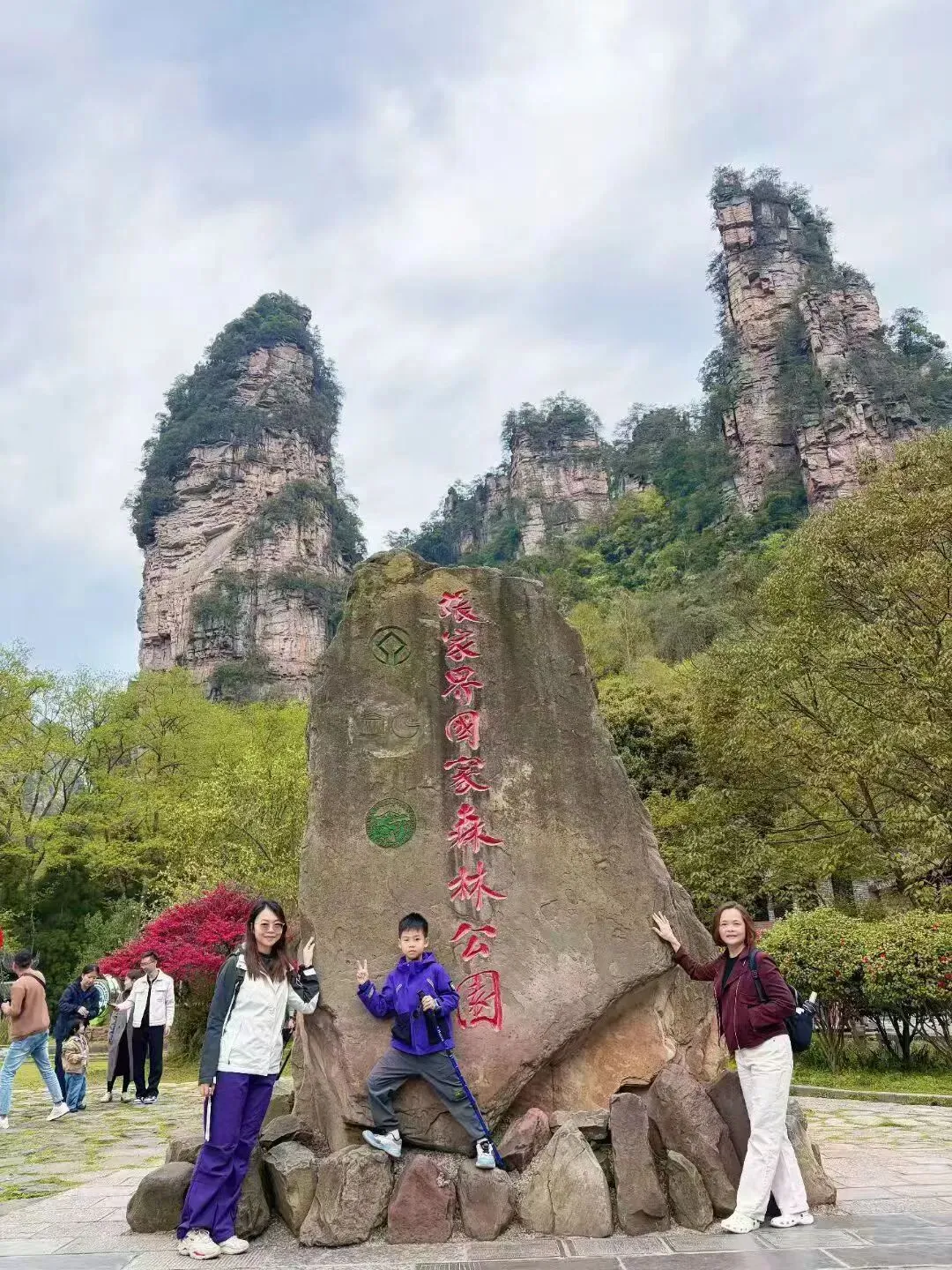 2026张家界跟团游带老人孩子旅游攻略实测:5家靠谱旅行社深度横评
