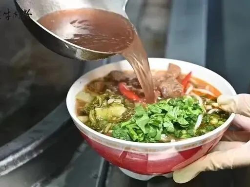 【旅游美食攻略】贵阳旅游美食攻略:正宗花溪牛肉粉,吃法、做法、打卡老店全指南